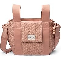 Imagina un bolso de maternidad diseñado con la máxima funcionalidad y estilo en mente, ideal para acompañarte en los paseos con tu bebé. Este bolso organizador es de tipo panera, lo que significa que tiene una forma rectangular y espaciosa, perfecta para llevar todo lo necesario. Está confeccionado con un material resistente y fácil de limpiar, en un tono neutro que combina con cualquier carrito.

Lo primero que notarías al verlo son sus asas ajustables, que te permiten fijarlo cómodamente al manillar del carrito del bebé, asegurando que se mantenga en su lugar incluso en los paseos más movidos. Estas asas son robustas pero suaves al tacto, proporcionando una sujeción segura sin comprometer la comodidad