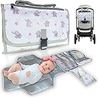 Imagina un cambiador de bebé portátil diseñado especialmente para facilitarte la vida cuando estás fuera de casa. El VALIHOBA® SUPER Cambiador Bebe Portátil XL es una solución práctica y elegante para padres ocupados. Está confeccionado con una tela Oxford de alta calidad, conocida por su durabilidad y resistencia, lo que asegura que el cambiador soportará el uso diario sin perder su forma ni su funcionalidad.

El tamaño XL del cambiador ofrece un amplio espacio para que puedas cambiar a tu bebé cómodamente, sin importar dónde te encuentres. Es una colchoneta plegable que se despliega de manera sencilla, proporcionando una superficie suave y acolchada que protege a tu bebé del contacto directo con superficies frías o