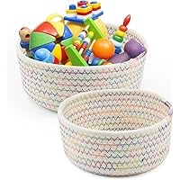 Imagina dos encantadoras cestas de almacenamiento que combinan funcionalidad y estilo a la perfección. Están tejidas con una suave cuerda de algodón, lo que les da un aspecto acogedor y natural. La textura del algodón trenzado es delicada al tacto, transmitiendo una sensación de calidez y cuidado artesanal.

La primera cesta mide 20 centímetros de diámetro y 9 centímetros de altura. Es lo suficientemente espaciosa para guardar mantas pequeñas, toallitas o incluso una selección de cremas y lociones. Su estructura es flexible pero resistente, permitiendo que mantenga su forma mientras se adapta al contenido que decidas colocar en su interior.

La segunda cesta es un poco más pequeña, con un diámetro de