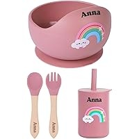 Frente a mí tengo un encantador conjunto de vajilla especialmente diseñado para los más pequeños, que combina funcionalidad y diseño atractivo. El set de TYRY.HU Personalizada Cubiertos Bebe está compuesto por varios elementos, todos hechos de silicona suave y segura para el bebé. Lo primero que noto es un plato con ventosa en la base, lo que garantiza que se mantenga firme sobre la mesa durante las comidas, evitando accidentes y facilitando la tarea de los padres.

El plato tiene divisiones que permiten separar diferentes tipos de alimentos, lo cual es genial para introducir una variedad de sabores y texturas a los pequeños comensales. Acompañando al plato, hay un bol de tamaño adecuado para las porciones