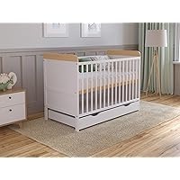 Imagina una cuna que no solo es un espacio acogedor y seguro para que tu bebé duerma, sino que también crece y se adapta a las necesidades de tu hijo. La Love For Sleep Cuna Convertible en Cama es una obra maestra de funcionalidad y diseño. Esta cuna, con unas dimensiones de 120x60 cm, está diseñada para evolucionar con tu pequeño desde sus primeros días hasta que esté listo para dormir en una cama infantil.

El diseño combina un elegante acabado en blanco con detalles en pino que aportan calidez y un toque natural, ideal para cualquier estilo de decoración en la habitación del bebé. La madera utilizada no solo es robusta y duradera, sino que también está tratada