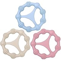 Imagina un set de tres mordedores diseñado específicamente para aliviar las encías de los bebés en sus primeros meses de crecimiento. Cada mordedor es una pieza única, con formas atractivas y colores suaves, pensados para captar la atención de los pequeños y estimular sus sentidos. Están fabricados con un material seguro y libre de BPA, lo que asegura que el bebé pueda morderlos con total tranquilidad.

El diseño de estos mordedores es ergonómico, lo que permite que las pequeñas manos del bebé los sostengan fácilmente. Además, tienen una textura variada en su superficie que no solo alivia el dolor de las encías, sino que también ofrece una experiencia sensorial rica, ideal para el desarrollo táctil y oral de los bebés