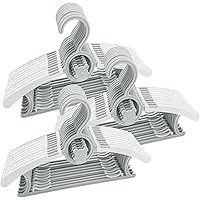 Estoy sosteniendo un juego de perchas diseñado específicamente para la ropa de los más pequeños de la casa. Estas son las Xpieoyrm Perchas Infantiles, un conjunto de 30 perchas que combinan funcionalidad y un toque adorable. Cada percha está hecha de plástico duradero y tiene un diseño ajustable en el tamaño, variando entre 28 y 36 centímetros, lo que las hace perfectas para adaptarse al crecimiento de tu bebé y a diferentes tipos de prendas, ya sean camisetas, vestidos o pequeños abrigos.

Lo primero que llama la atención es el detalle encantador de los ganchos, que tienen la forma de ositos. Estos no solo añaden un elemento lúdico y atractivo