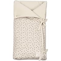 Imagina un saco de capazo diseñado para envolver a tu bebé en una acogedora sensación de calidez y suavidad. Este es el SACO CAPAZO POPPY CORAZONES MUSGO WALKING MUM. La tela exterior está adornada con un encantador estampado de pequeños corazones sobre un fondo de color musgo, que le da un toque moderno y elegante, ideal para padres que buscan estilo y funcionalidad en sus accesorios para bebés.

El interior del saco está revestido con un tejido suave y amoroso, perfecto para mantener a tu pequeño cómodo durante los paseos. El material es transpirable y ligero, asegurando que tu bebé no se sobrecaliente, pero sí mantenga una temperatura adecuada. La cre