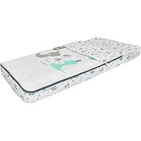 Imagínate un saco de cuna diseñado específicamente para ofrecer comodidad y seguridad a tu bebé mientras duerme. Este saco mide 120x60 cm y está confeccionado con un tejido suave que acaricia la piel delicada de los más pequeños. Al tocarlo, sientes una textura suave y acogedora, como una manta mullida que envuelve con cariño.

Lo primero que notarías es su transpirabilidad. A pesar de su calidez, el material permite que el aire circule, evitando que el bebé sude o se sienta incómodo durante la noche. La cremallera, que recorre un lado del saco, es robusta pero fácil de manejar, permitiéndote abrirlo y cerrarlo con suavidad incluso