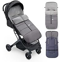 Imagina un saco de abrigo diseñado específicamente para adaptarse a cualquier carrito o silla de paseo, pensado para ofrecer la máxima comodidad y protección a los más pequeños durante el invierno. Este modelo en particular es de un elegante color gris liso, lo que lo convierte en una opción unisex ideal para cualquier niño o niña.

El saco está confeccionado con un material exterior impermeable, lo cual es perfecto para proteger al bebé de la lluvia y el viento mientras estás fuera de casa. En su interior, está forrado con un tejido suave y cálido que proporciona una agradable sensación de abrigo, asegurando que el niño esté siempre calentito, incluso en los días más fríos.

Una de las características destacadas de este saco es su practic
