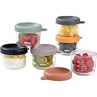 Estoy sosteniendo un conjunto de seis tarros de conservación para bebé de la marca BÉABA, diseñados específicamente para facilitar la vida de los padres que desean almacenar comida casera para sus pequeños. Cada tarro está hecho de cristal de alta calidad, lo que les confiere una resistencia notable al calor. Esto significa que puedes calentar la comida directamente en el microondas sin preocuparte por el desgaste o la contaminación que a veces ocurre con otros materiales.

Cada recipiente tiene una capacidad de 150 ml, que es una medida perfecta para las porciones de comida de bebé. Además, estos tarros son completamente transparentes, lo que permite ver claramente su contenido y controlar las cantidades de un vistazo. En el exterior de cada tarro,